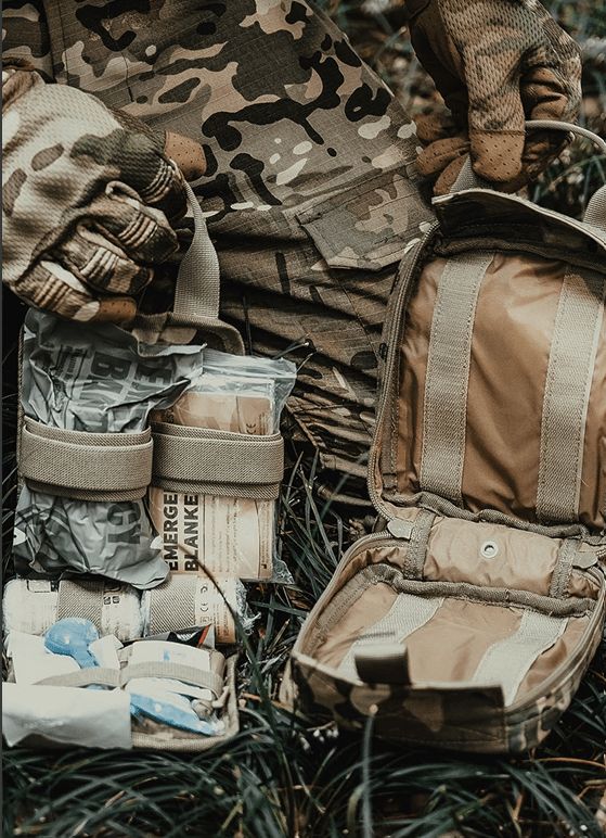 Kit de trauma táctico abierto en terreno