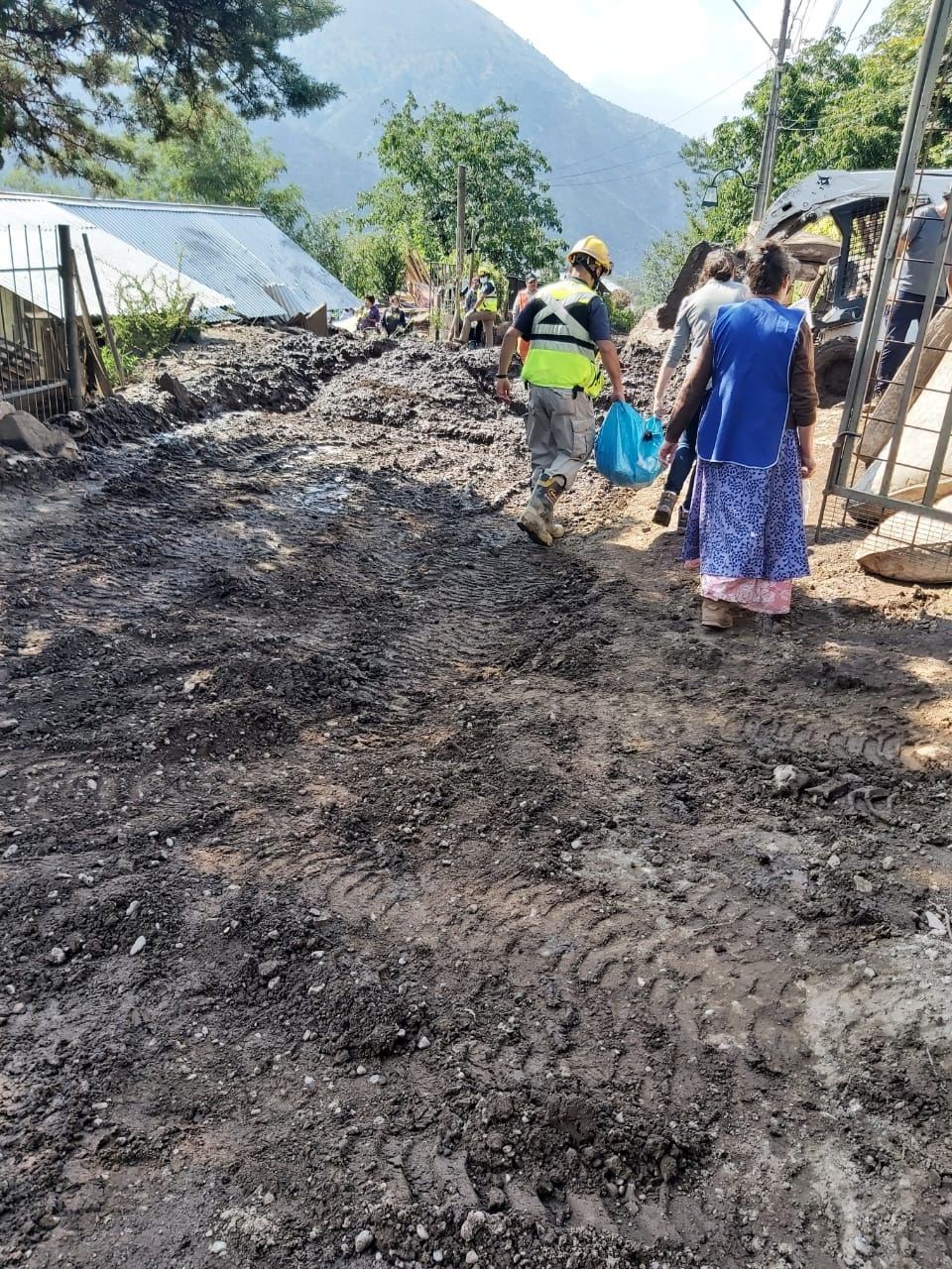 Trabajo junto a la comunidad: Despeje de barro y escombros con los vecinos