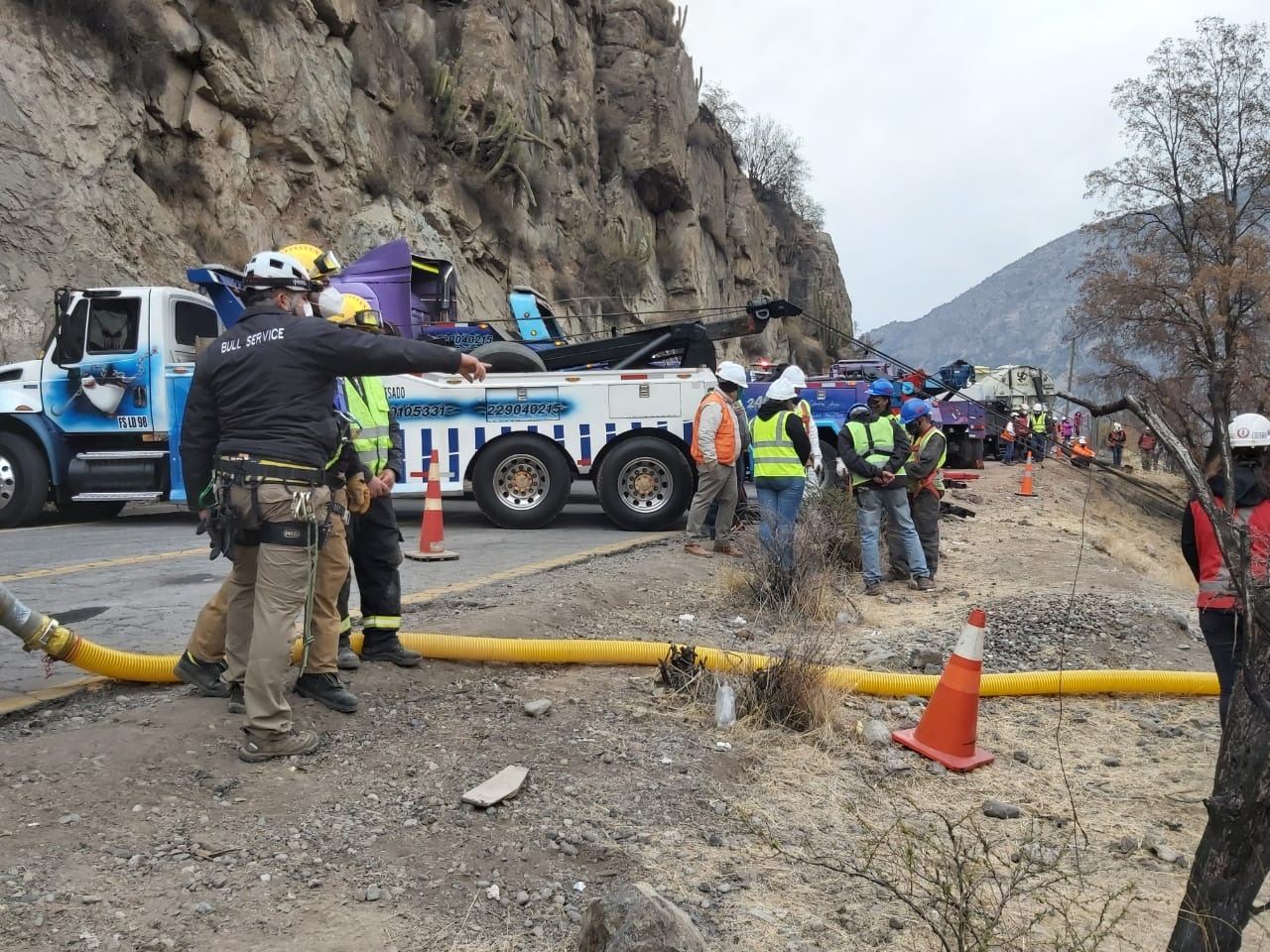 Contención en ruta de montaña: Brigada controlando la zona de un incidente vial