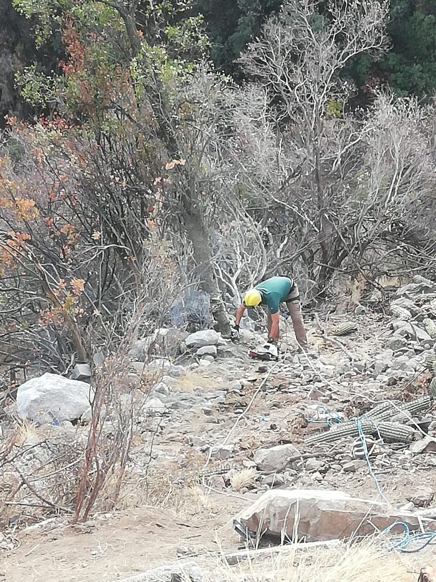 Limpieza del área afectada: Brigadista recuperando material en zona de quebrada