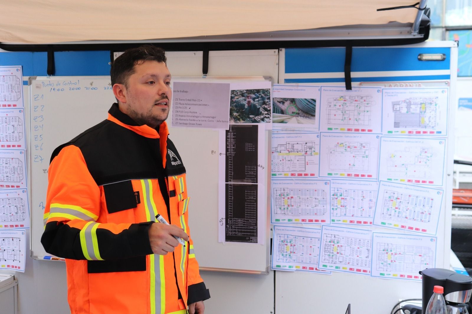 Briefing de seguridad: El jefe de operaciones presenta el plan de emergencia y control de accesos