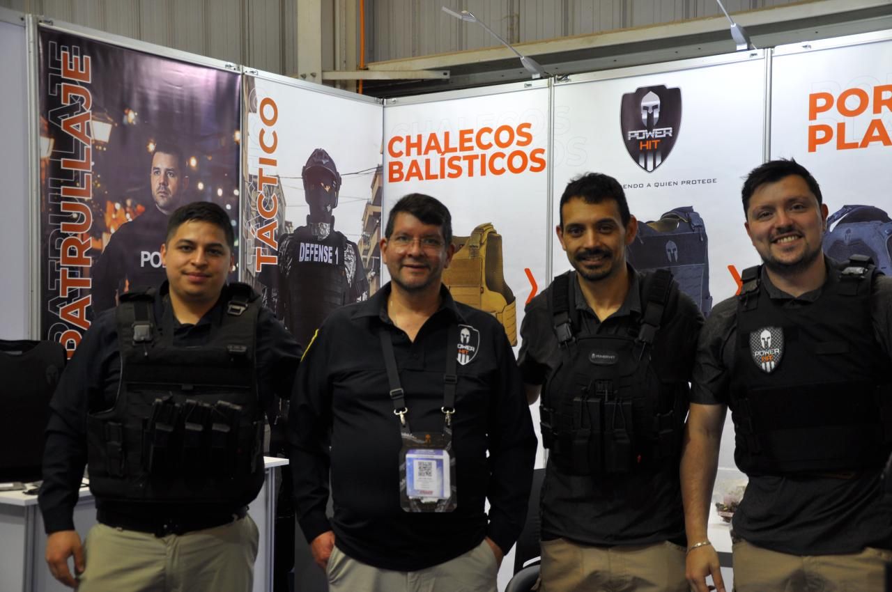 Stand de chalecos balísticos: Equipo de Bull Service junto a la línea Power Hit