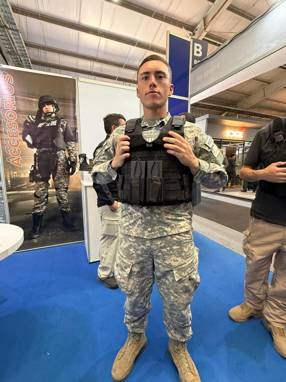 Chaleco táctico en exhibición: Prueba de chaleco balístico con sistema MOLLE