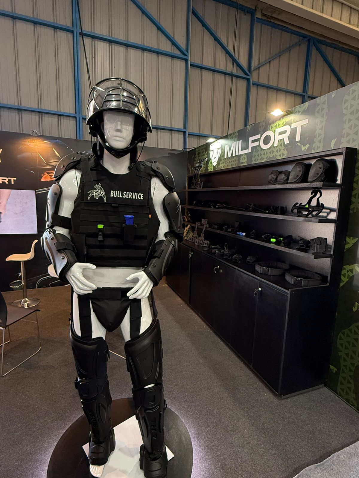 Equipamiento antimotín: Maniquí con protección corporal y casco antimotín