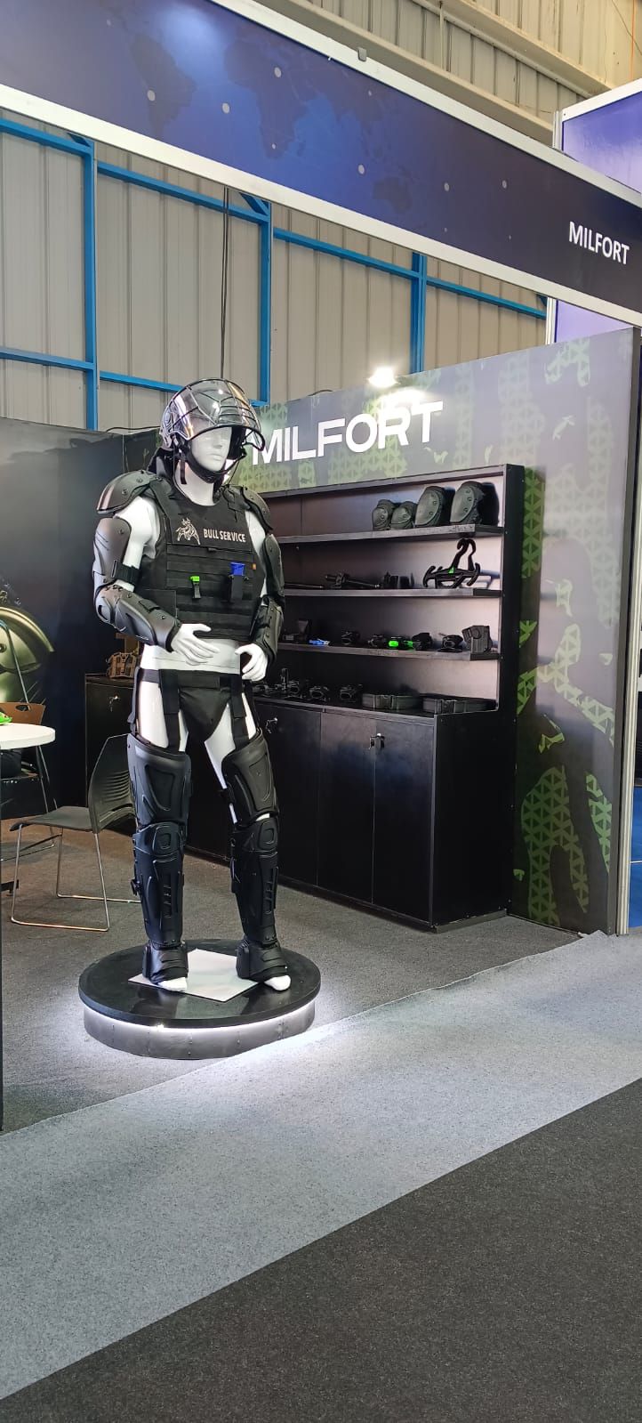 Stand Milfort®: Fundas, cinturones y accesorios tácticos