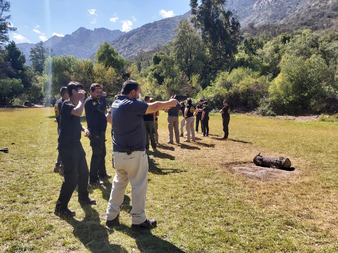 Práctica de defensa personal: Instructores guiando ejercicios técnicos