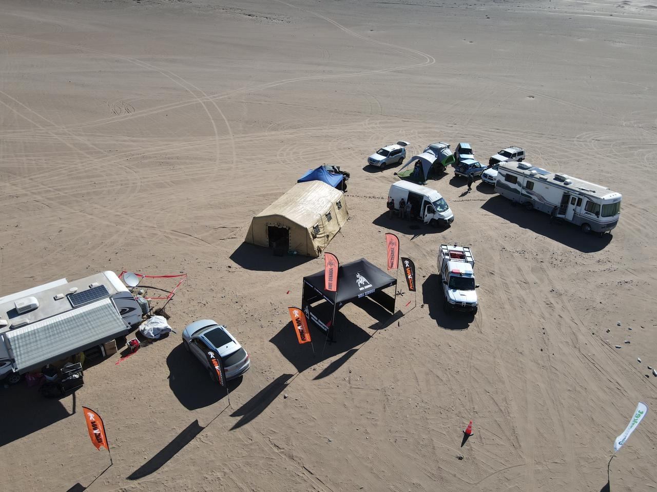 Campamento de soporte en el desierto: Vista aérea del área de servicio y unidad de emergencia